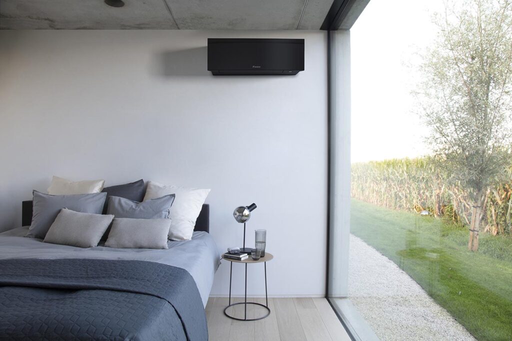 Klimatizace Daikin Emura - na stěně.